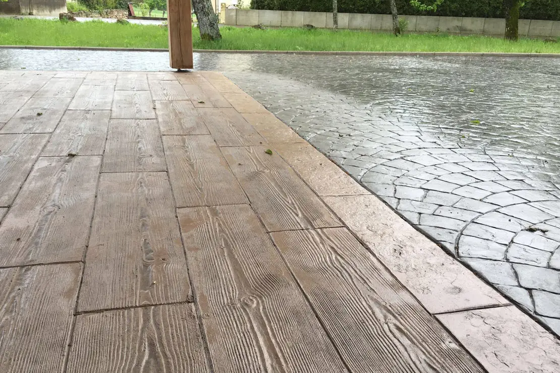 Imitación de hormigón impreso en madera en el fondo de un hogar.