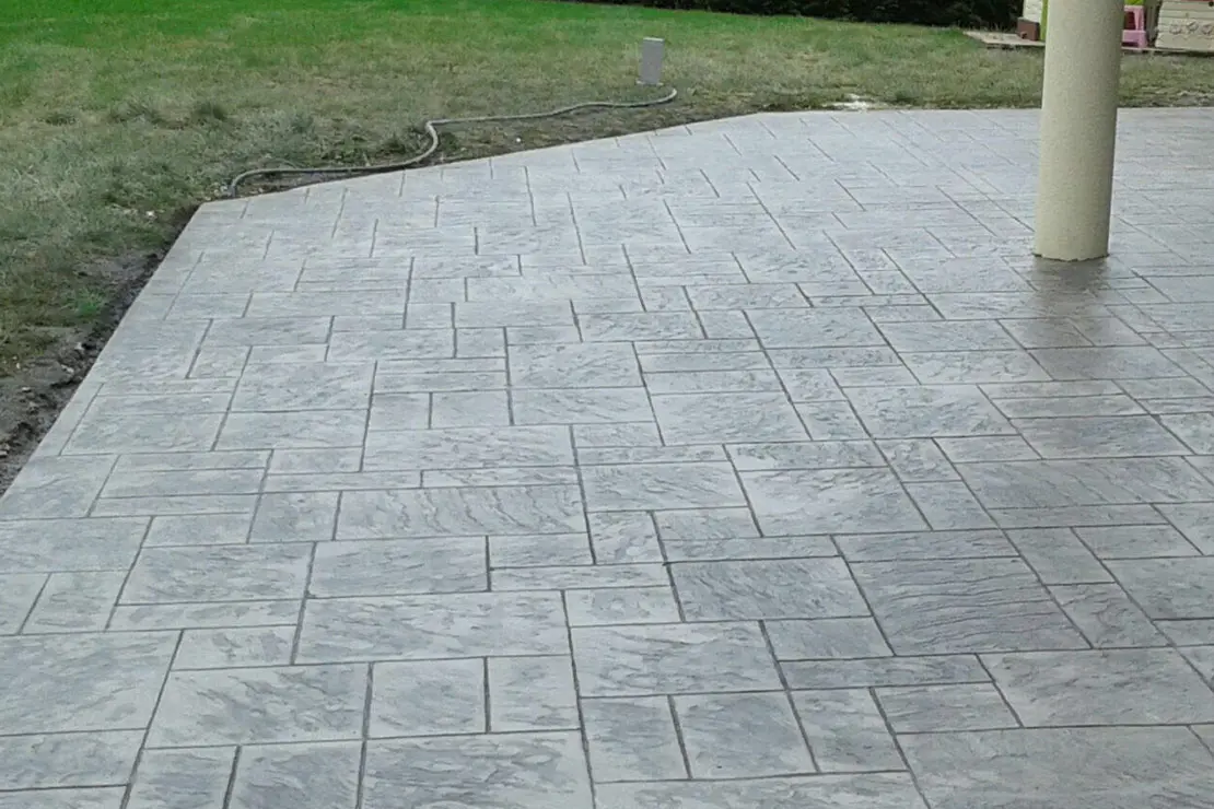 Aplicación de hormigón impreso en suelos de exteriores.